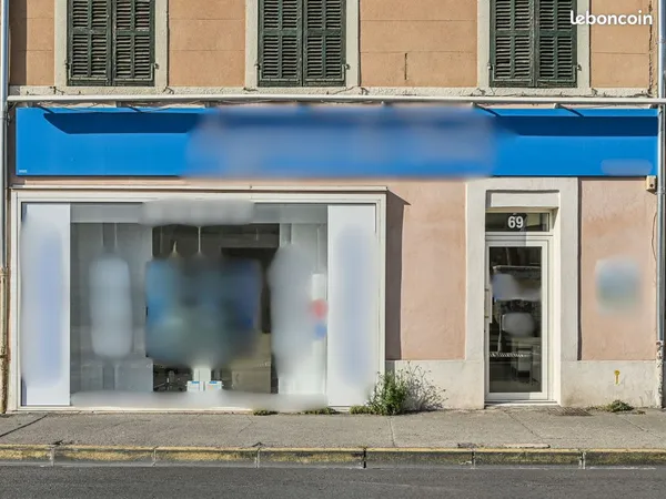 Murs de local commercial avec vitrine