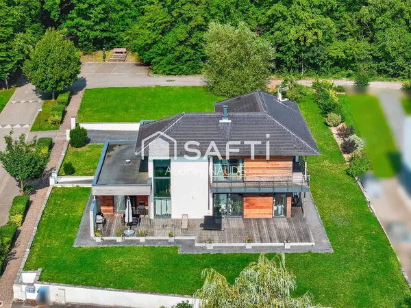 Maison d'architecte en lisière de forêt