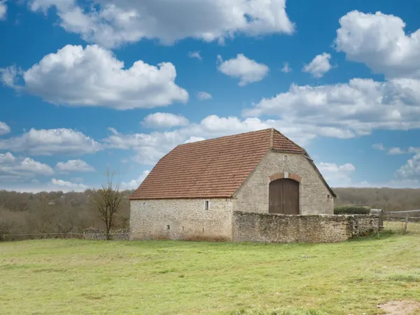 Belle grange de 110 m² par niveau avec un grand terrain de 8000m² , en première périphérie de la vil