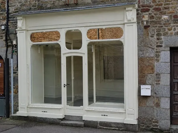 À LOUER LOCAL DE 44 m2 AVEC EXTÉRIEUR PRIVATIF FOUGÈRES