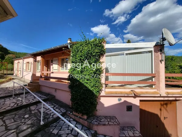 Maison 2 chambres, 1900 m² de terrain, véranda, garage