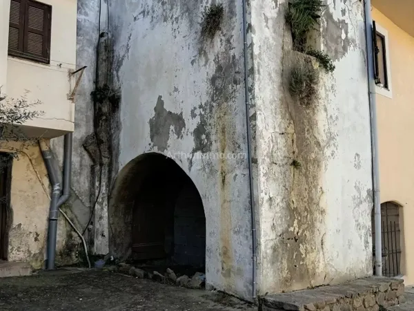 Cave 12 m²