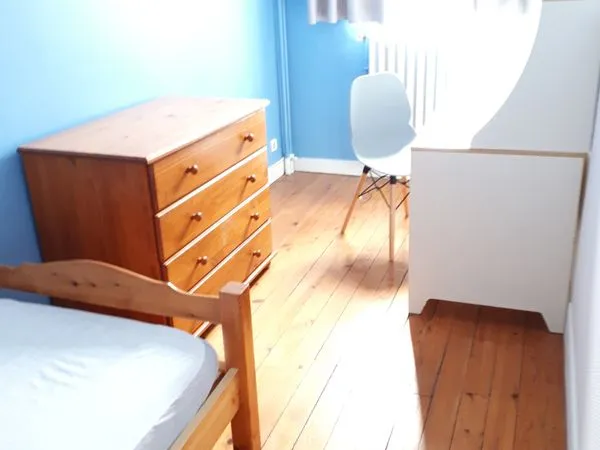 Chambre meublée