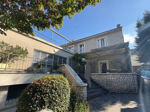 Maison spacieuse à vendre à Longue Jumelles