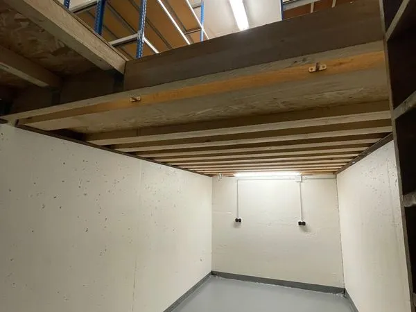 Box Parking 24 m² - Porte d'Italie / Électricité Individuelle