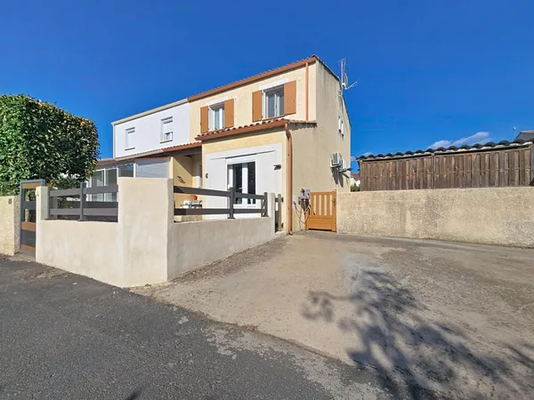 Une agréable villa familiale avec bel espace de vie, extérieur et stationnements privatifs dans un q