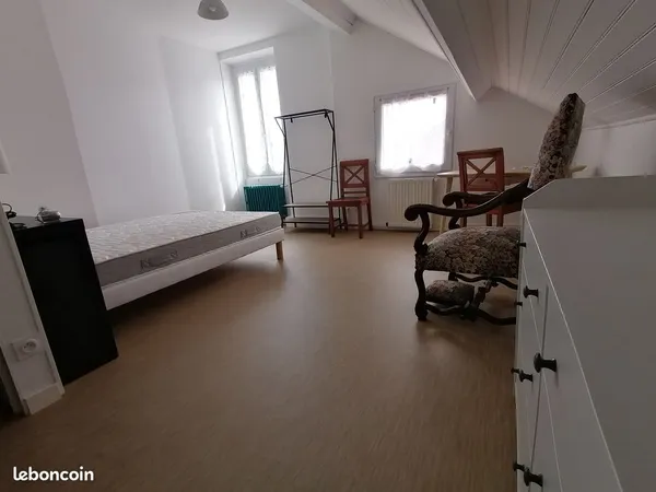Location d'une chambre meublée chez l'habitant de 19 m² dans une maison spacieuse (150 m² au total) 
