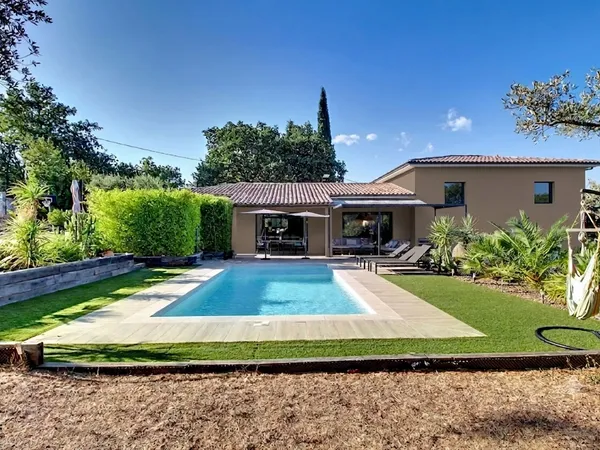 A VENDRE ! Maison contemporaine à Draguignan de 159 m² avec piscine et double garage