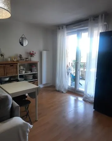 Vend T2 45 m2 avec balcon et place de parking situé au 1er étage d'une résidence, Cuisine aménagée