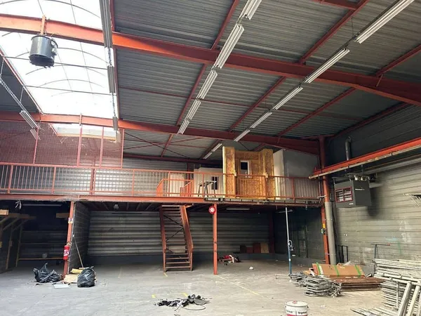Local d'activité 877 m²