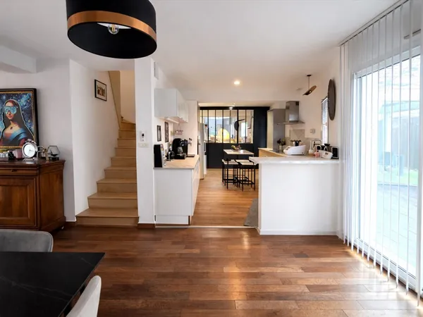 Maison contemporaine avec jacuzzi, grande terrasse et climatisation