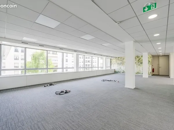 Bureau 930 m²