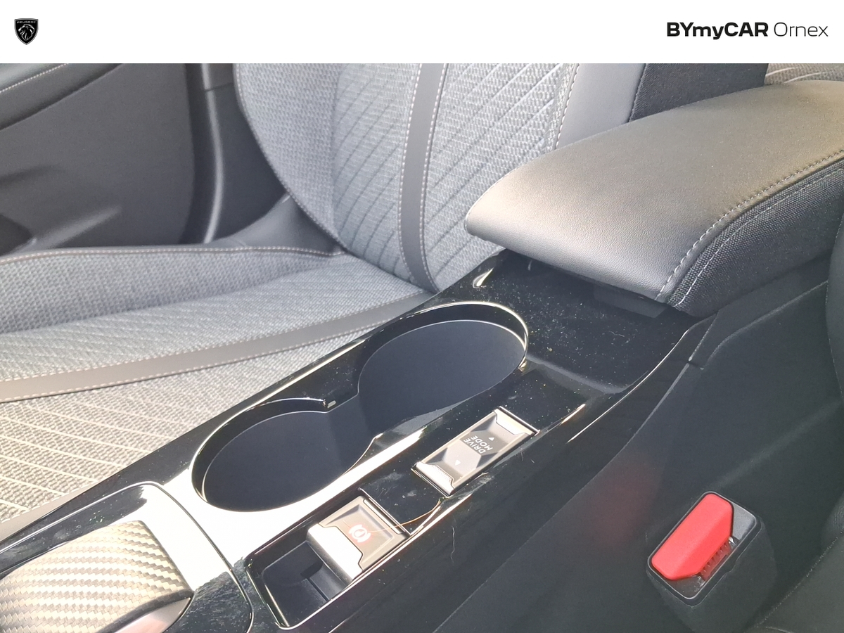 Peugeot 2008 Hybrid 145 e-DCS6 — photo 29