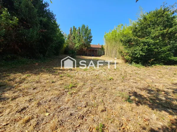 Terrain constructible avec bâti d'environ 100m²