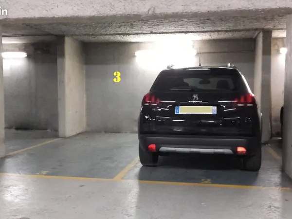 PLACE DE PARKING 1er SS - EN BORDURE DU PARC DES GLACIERES (BOULOGNE-BILLANCOURT) BORNE ELECTRIQUE 7
