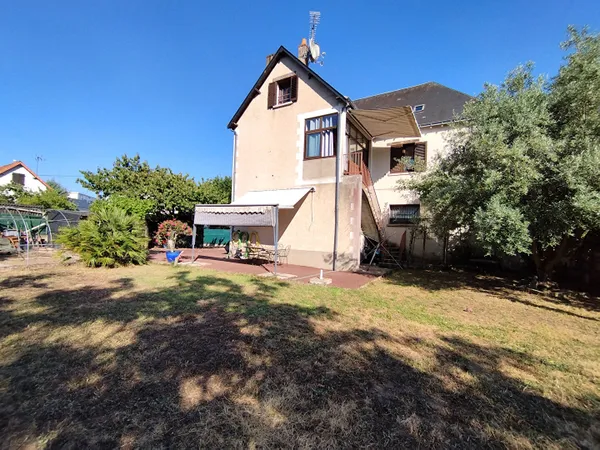 Un véritable cocon familial avec 5 chambres, deux garages et un magnifique jardin, à seulement quelq