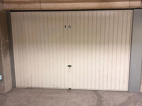 Grand garage fermé/boxe
