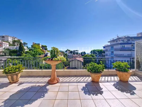 Nice Baumettes - Dernier étage - 64,2 m² - Terrasse 32 m² - Vue mer & Château - Garage possible