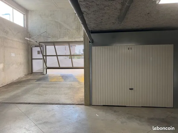 Garage à louer dans une résidence récente à Décines centre-ville