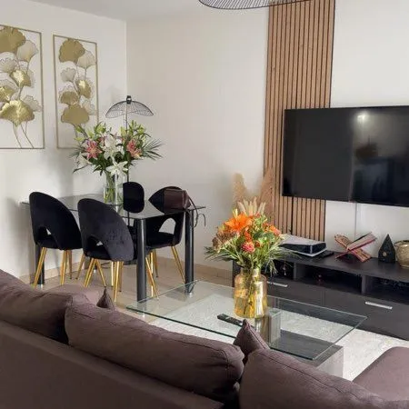 T2 avec terrasse, balcon, climatisation, piscine et 2 places de parking