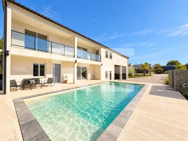 Maison 245 m² avec piscine - 7 chambres - Grand garage de 115 m²