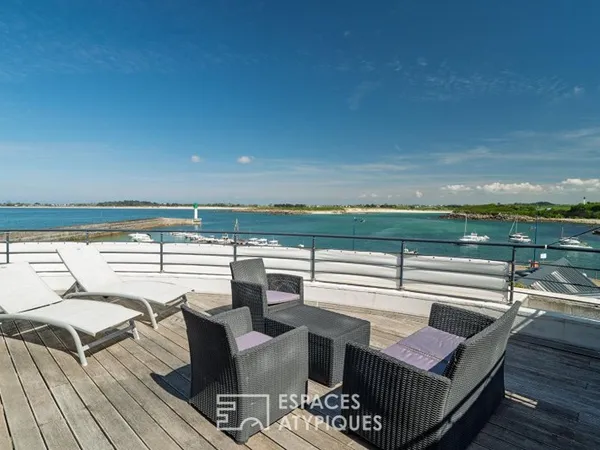 Maison d'architecte ancrée face à la mer