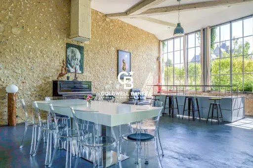 Maison 8 pièces 331 m²