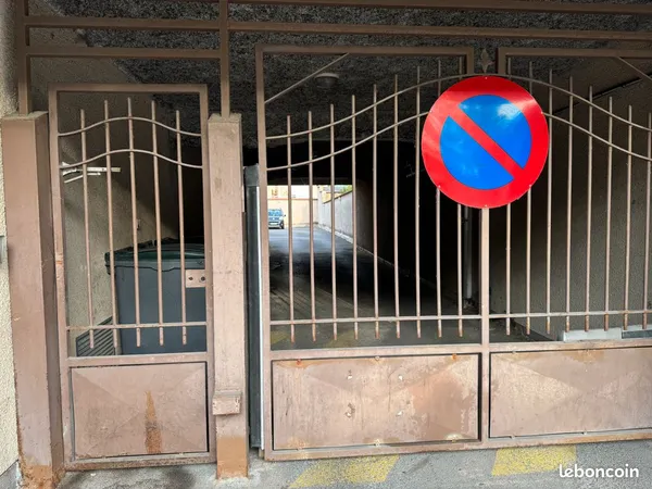 Place de parking sécurisée avec télécommande - Reims Clairmarais