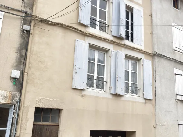 MAISON CENTRE VILLE, À RAFRAICHIR AVEC GARAGE, COUR ET JARDI