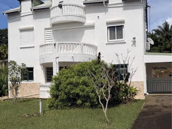 Maison familiale avec appartement indépendant - Petit-Bourg - 174 m² sur terrain de 1050 m²