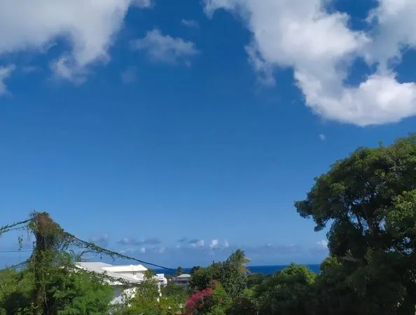 Vente DIRECT PROPRIÉTAIRE — Villa T4 + T2 RDC sur 893 m² & vue mer — Le Gosier (Pliane)