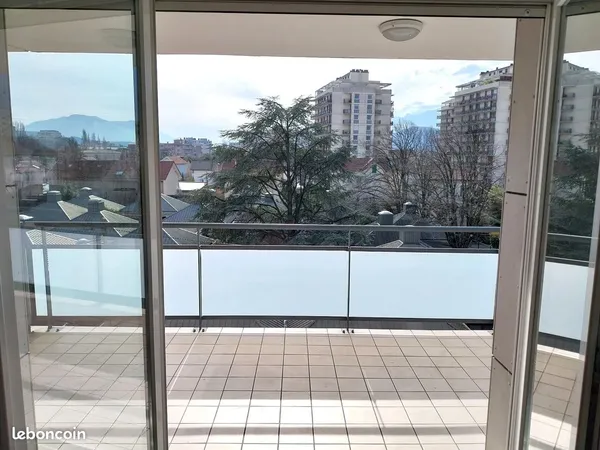 Très beau 3 pièces avec belles terrasses et garage double