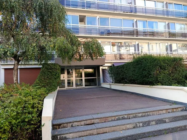 Studio avec balcon et garage privatif