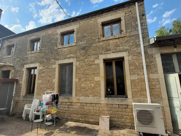 Maison mitoyenne d'un côté rénové