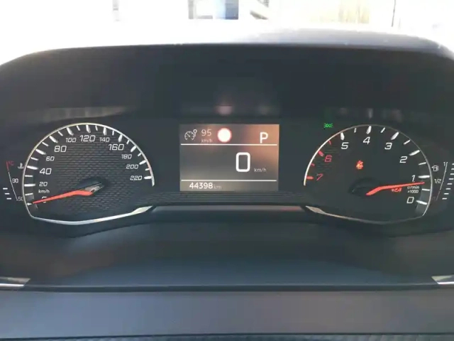 Peugeot 2008 puretech 130 s&amp;s eat8 — photo 17