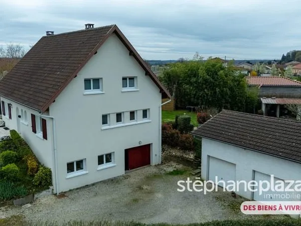 Maison familiale de 173m², 4 chambres - Garages de 44 et 37m² sur 1539m² de terrain - CHALAMONT Cent