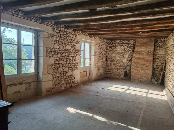 Authentique maison en pierre à rénover - Fort potentiel au coeur de Montlouis-sur-Loire