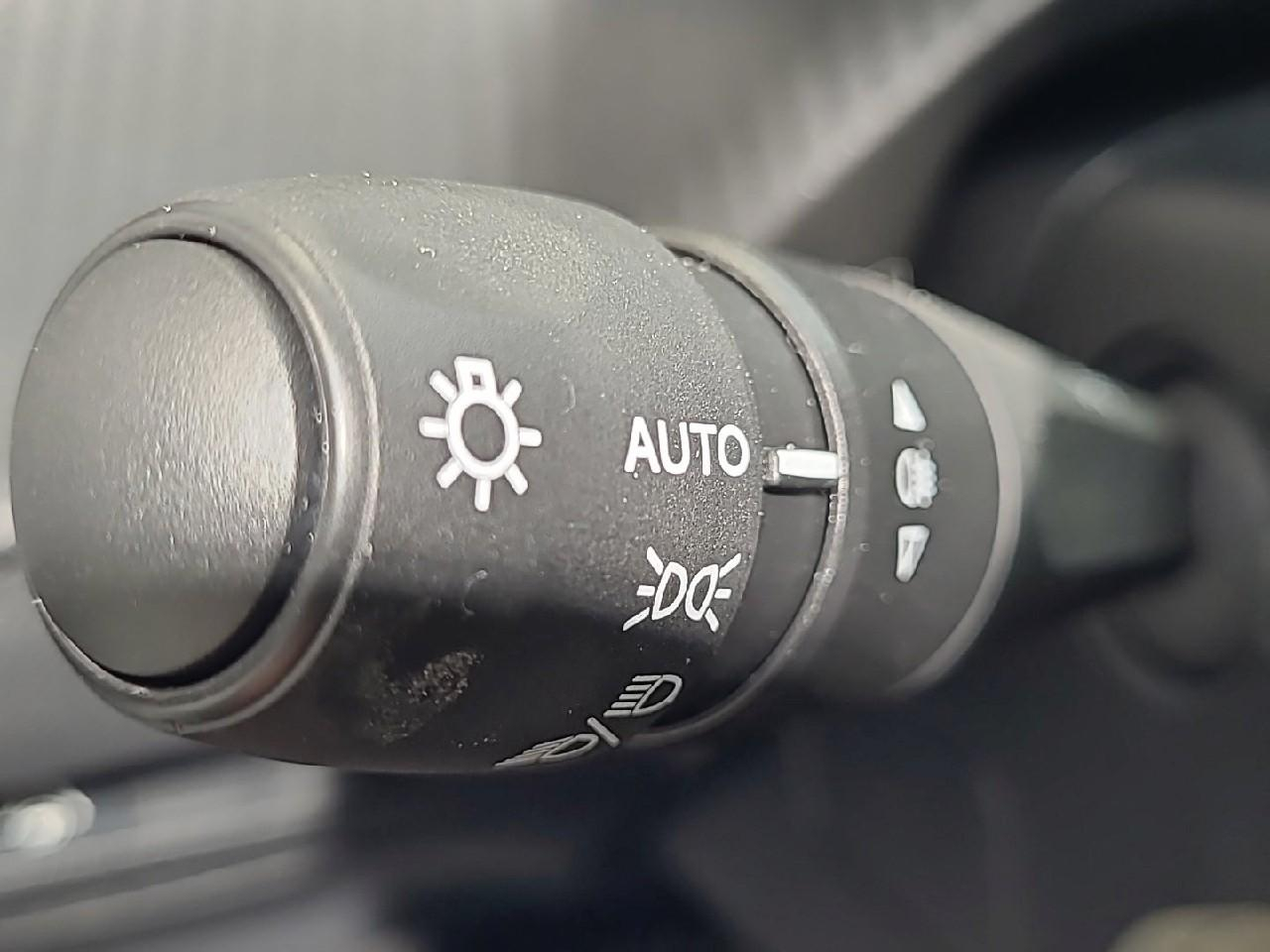 Peugeot 2008 hybrid 145 e-dcs6 allure — photo 23