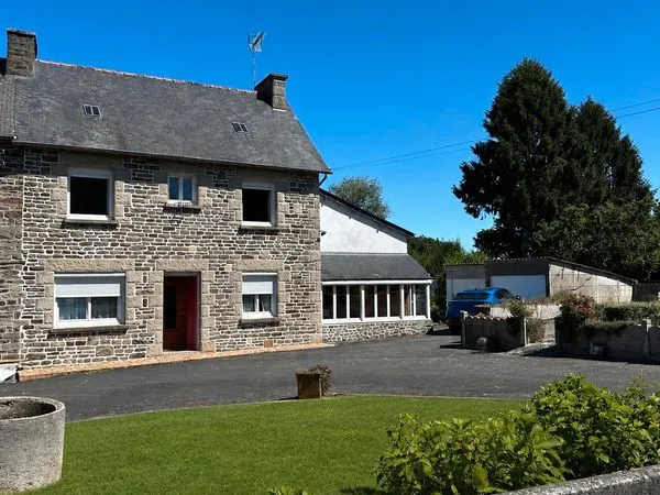 A vendre À seulement 5 minutes de Dinan - Maison en pierre avec grand terrain de 1 400 m²