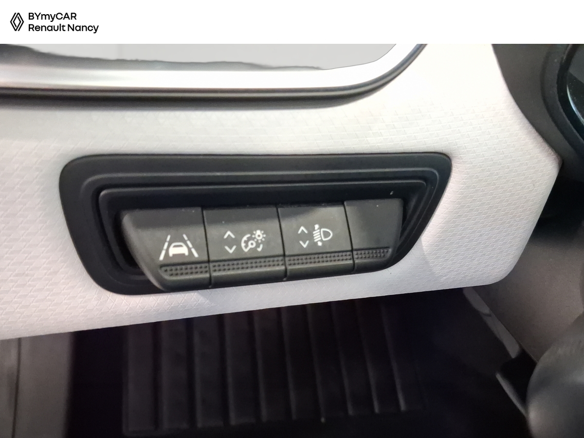 Renault Clio TCe 90 — photo 18