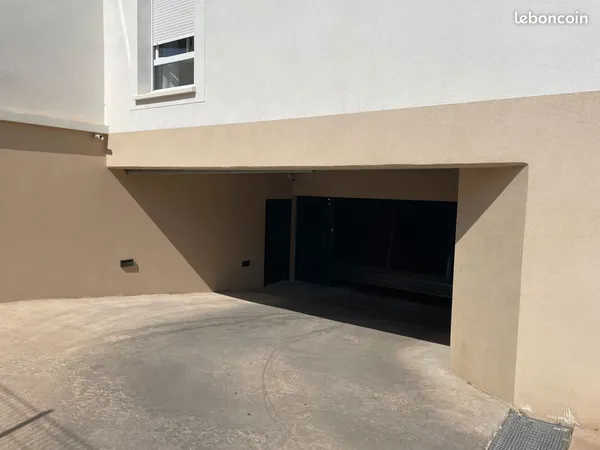 Place de parking dans garage sécurisé en sous-sol
