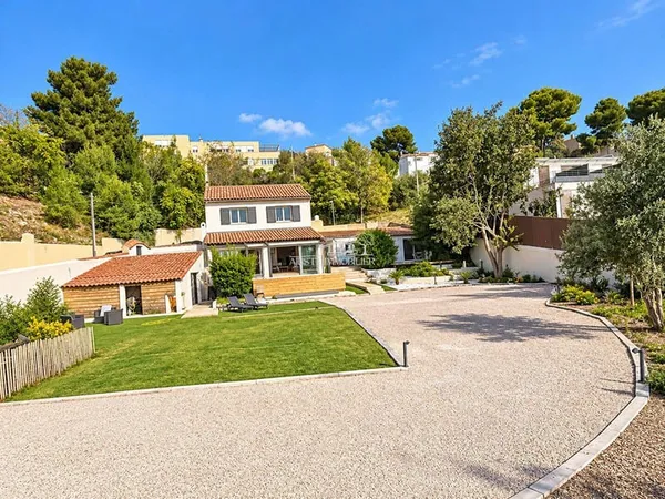 Villa 7 pièces 230 m²