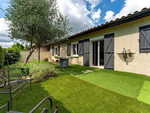 LOCATION MEUBLEE - Maison plain pied de 63,5m2 à La-Tour-De-