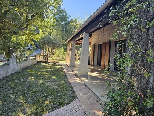 MAISON DE 172 M2 SUR 537 M2 TERRAIN AVEC PISCINE