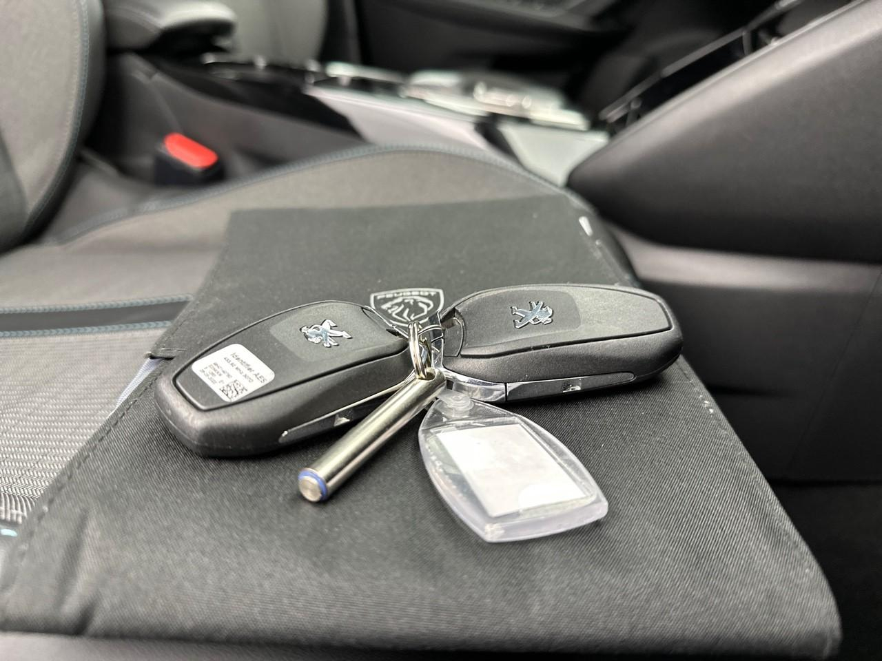 Peugeot 2008 puretech 130 s&s eat8 allure pack — photo 33