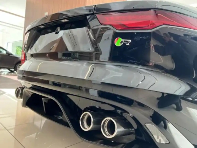 Jaguar F-Type coupe 5.0 v8 suralimenté 575ch r75 awd bva8 — photo 9