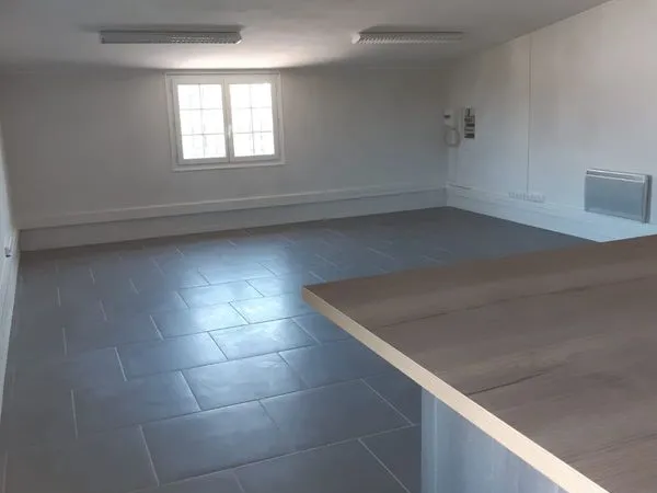 Bureau et espace de travail Location Paulhan  108m² 1072€