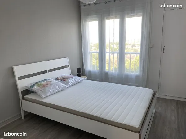 Chambre meublée en colocation