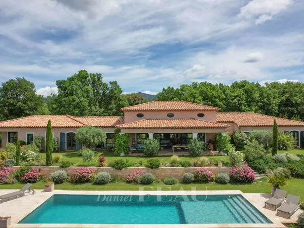 Aups - Maison contemporaine de plain-pied au calme absolu