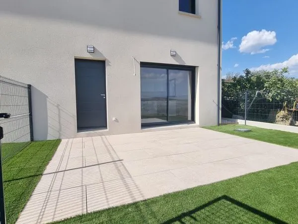 MAISON mitoyenne Neuve, au calme, avec une vue exceptionnelle et des prestations modernes